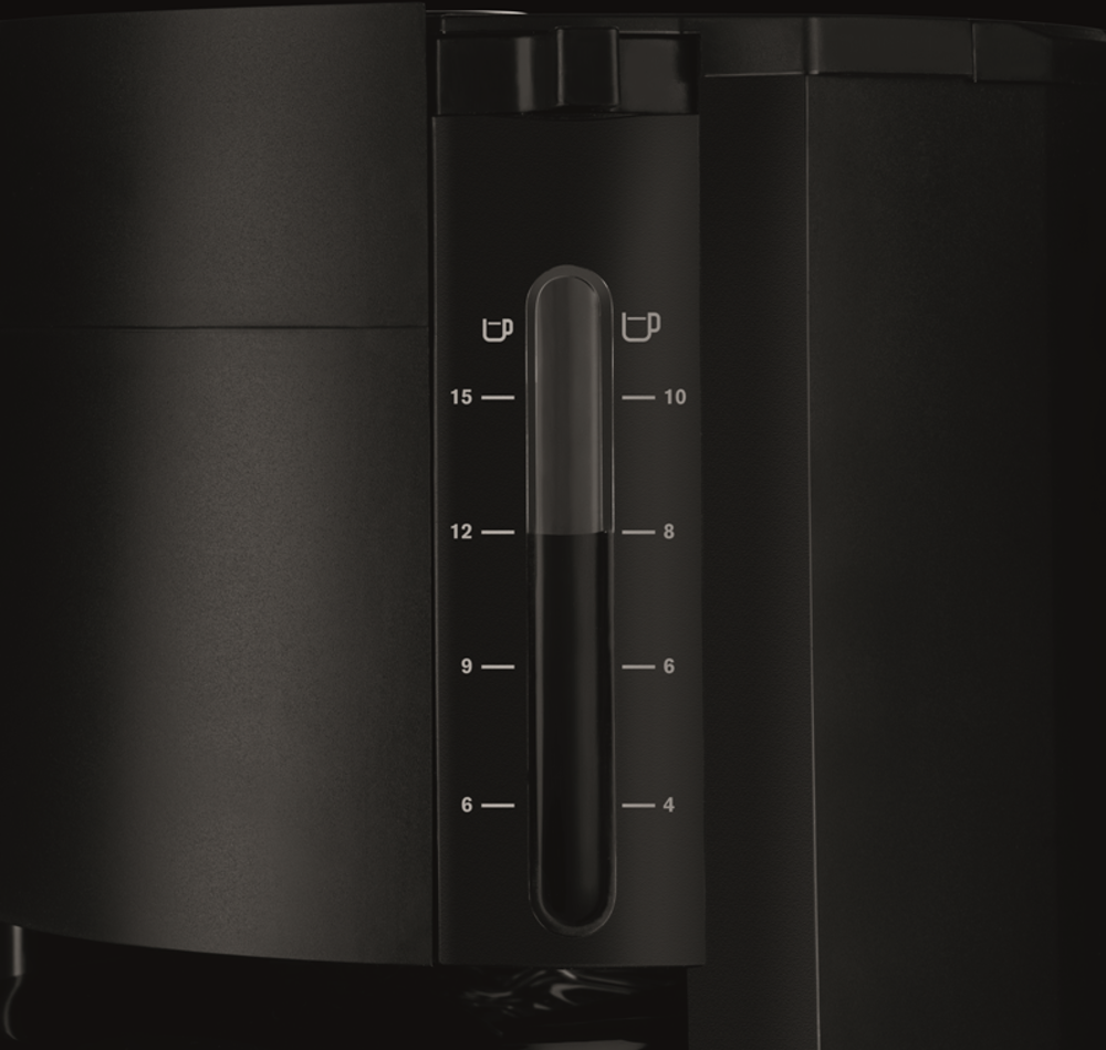 Schwarze Kaffeemaschine mit Wasserstandsanzeige. Sie hat Zahlen und Tassen-Icons, die den Wasserstand anzeigen.
