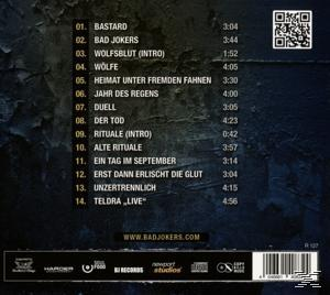 Rückseite einer CD-Hülle mit Trackliste. Es ist ein dunkler, verschwommener Hintergrund mit weißem Text. QR-Code vorhanden.