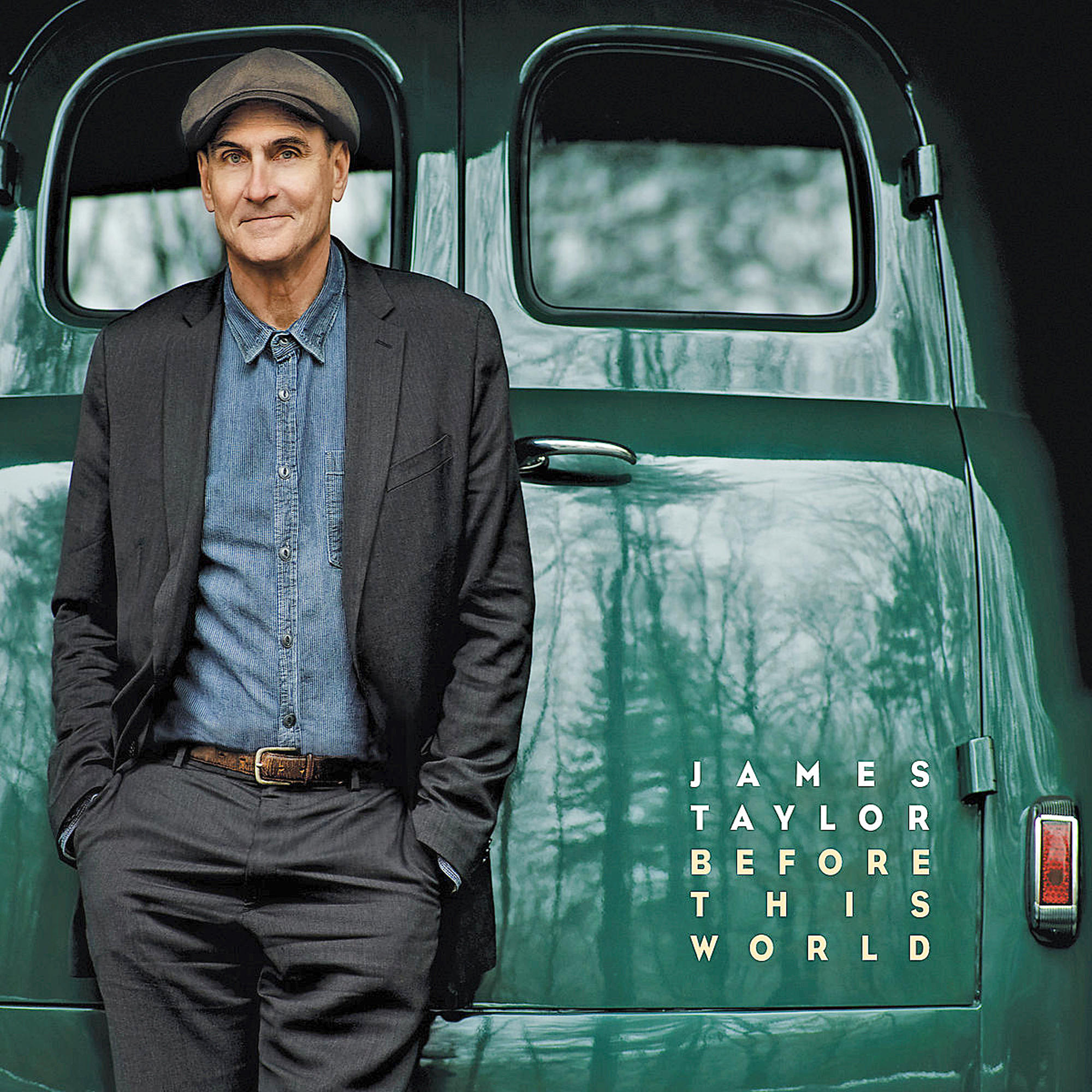 James Taylor lehnt an einem grünen Lastwagen. Er trägt einen grauen Anzug und eine Kappe. Das Cover zeigt seinen Namen.