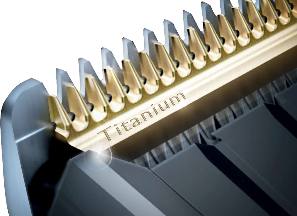Közelkép egy fém hajvágó pengéről, rajta a 'Titanium' felirattal. Fekete háttér.