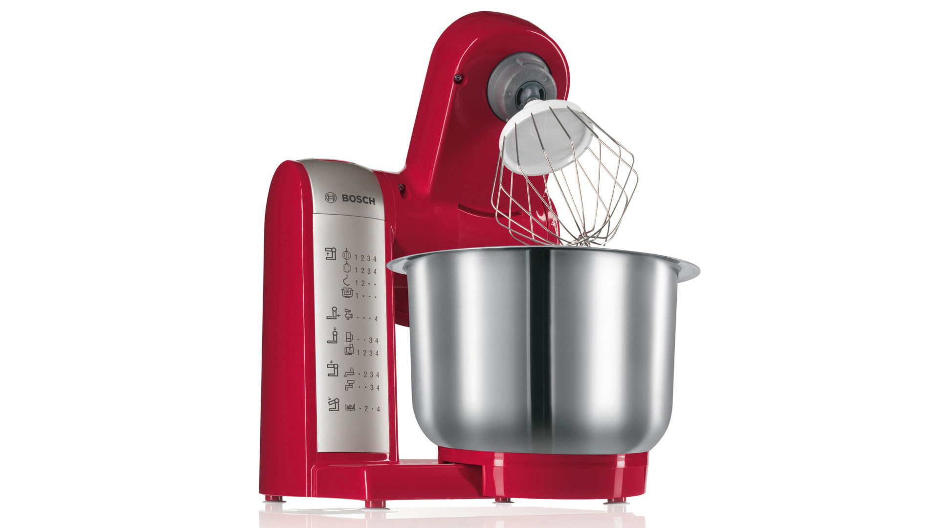 Roter Bosch Küchenmixer. Edelstahl-Schüssel und Schneebesen-Aufsatz. Weißer Hintergrund.