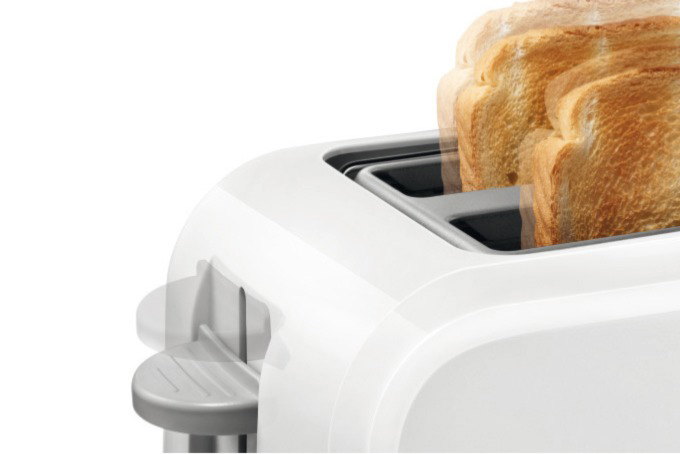 Ein weißer Toaster mit aufspringenden Brotscheiben. Der Hebel ist unten. Der Hintergrund ist weiß.