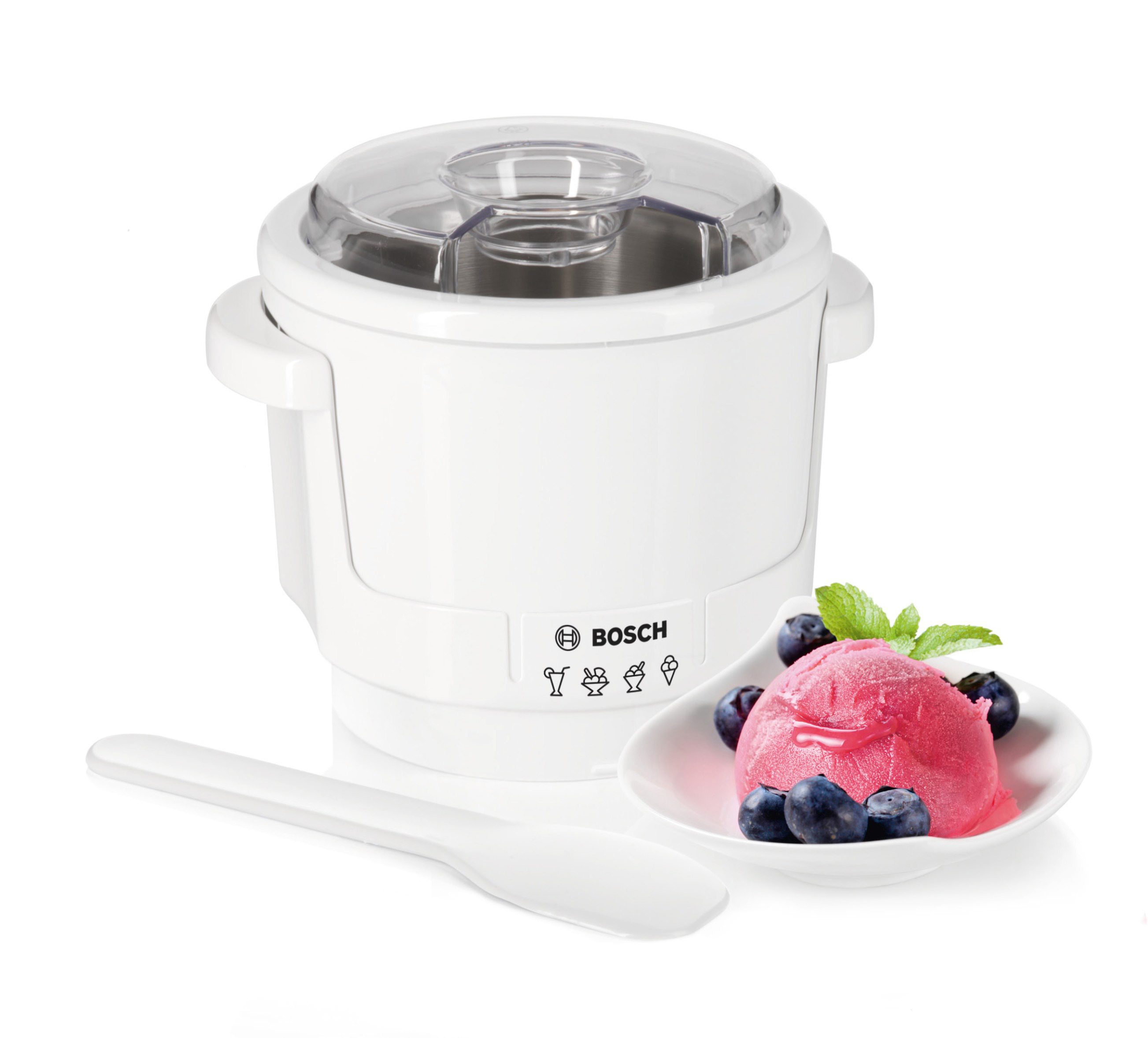 Weißer Eisbereiter mit Löffel, Eiscreme und Blaubeeren. Weißer Hintergrund.