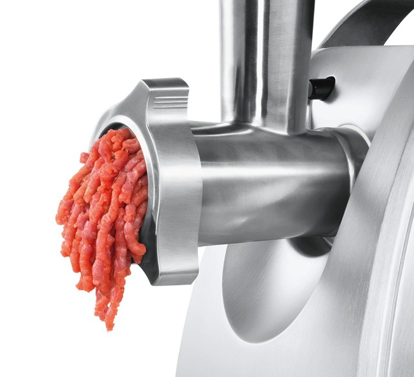 Nahaufnahme eines Fleischwolfs mit Hackfleisch.