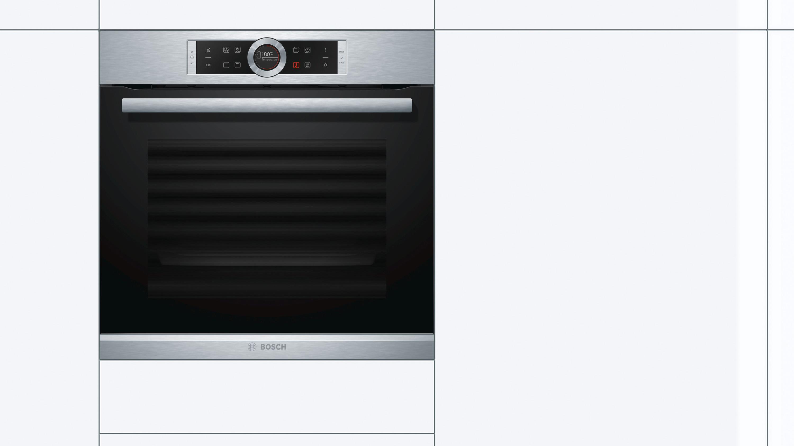 Einbau-Backofen. Edelstahl-Finish. Digitalanzeige mit 180 Grad. Weißer Schrank auf beiden Seiten.