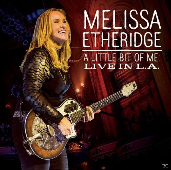 Melissa Etheridge spielt Gitarre auf der Bühne. Der Titel lautet 'A Little Bit of Me: Live in L.A.'.
