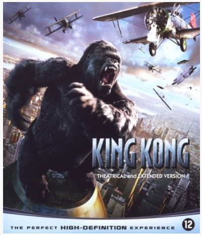 DVD-hoes: 'King Kong'. Een gigantische aap, met vliegtuigen, in een stadsgezicht.