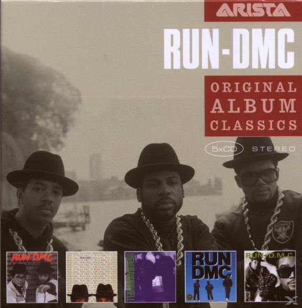 CD-Box-Set mit Run-DMC-Albumcovern, drei Männer mit Hüten. Arista Records Logo ist sichtbar.