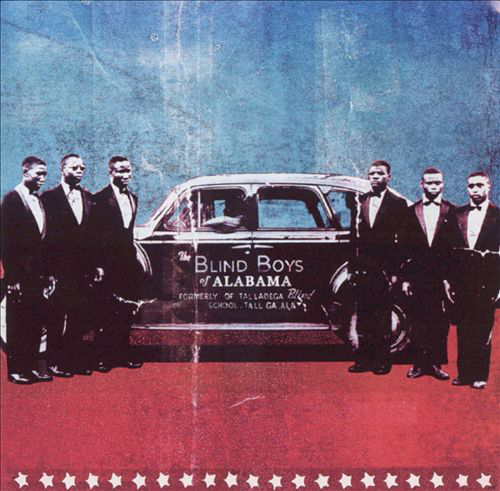 Hat öltönyös férfi áll egy autó mellett. Az autón a felirat: The Blind Boys of Alabama. A háttér piros, fehér és kék.