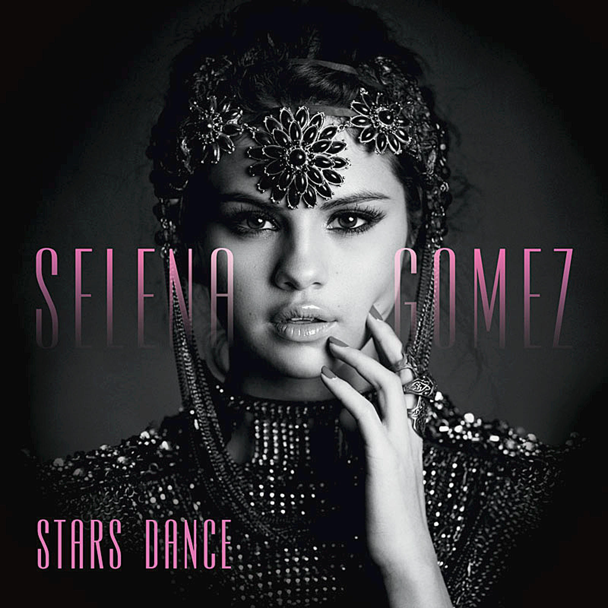 Selena Gomez Albumcover. Sie trägt ein geschmücktes Kopfstück und Oberteil. Der Text lautet 'Selena Gomez Stars Dance'.