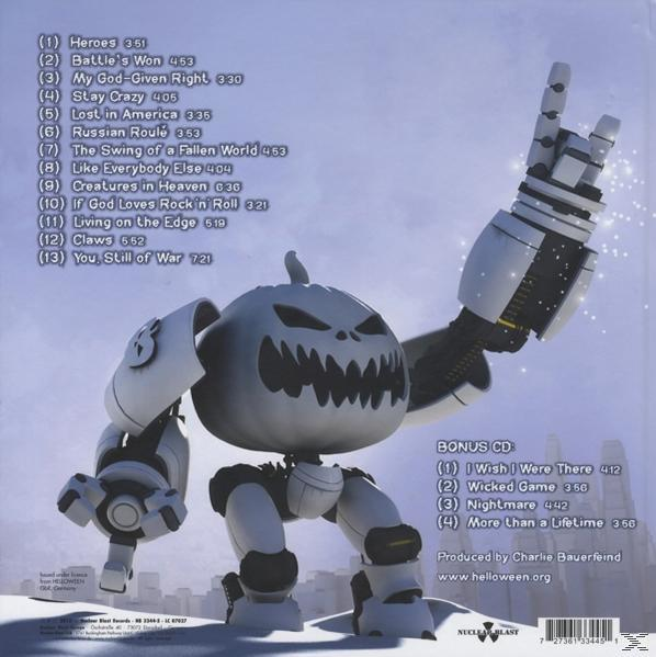 Egy sütőtökfejű robot rock-gesztusokat mutat egy városi háttér előtt.