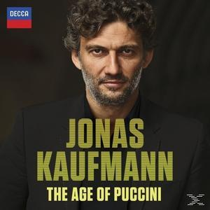 Jonas Kaufmann Albumcover. Er trägt eine schwarze Jacke. Text: Jonas Kaufmann, The Age of Puccini.