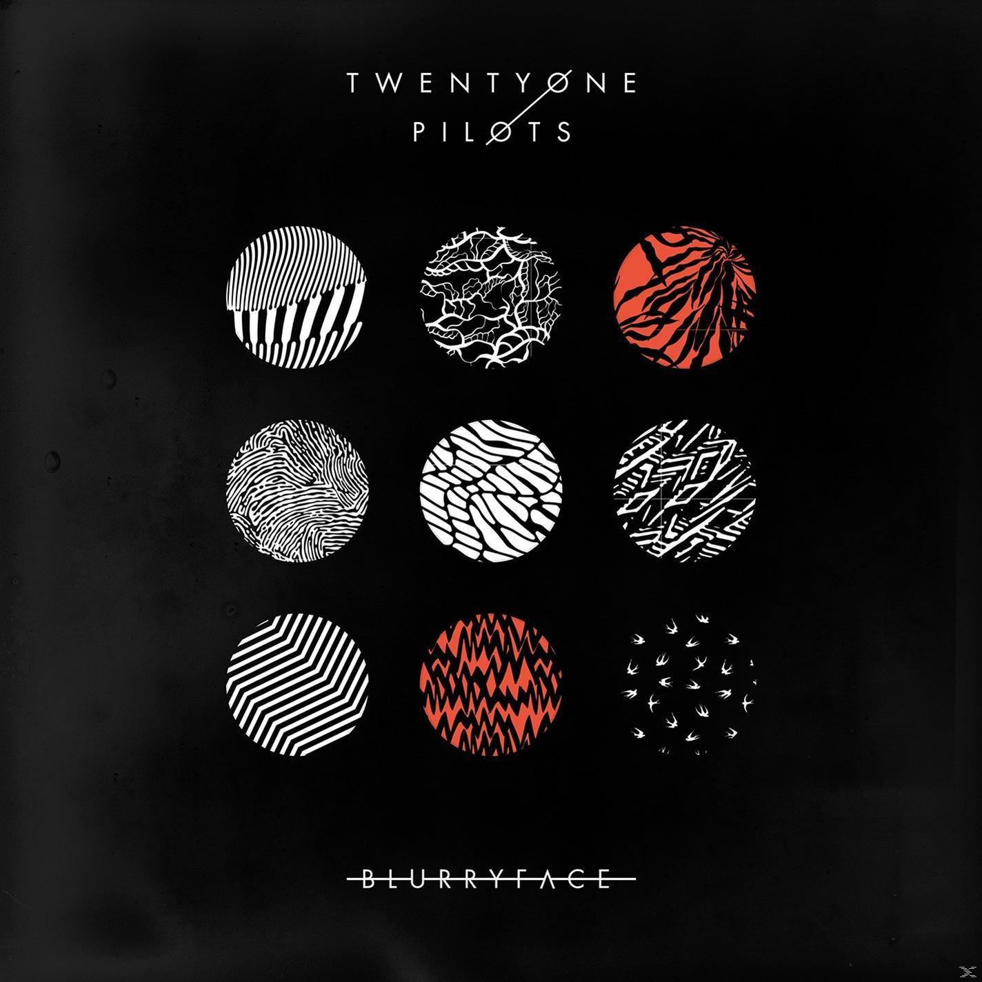 Album borító: Kilenc kör alakú design fekete háttéren. Felül: "TWENTY ØNE PILØTS", alul: "BLURRYFACE".