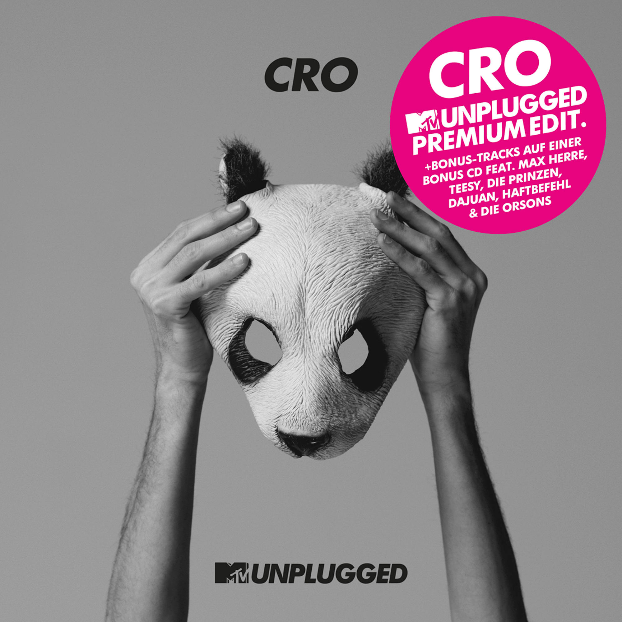 Person hält eine Pandamaske mit dem Namen des Künstlers 'CRO' und Albumdetails auf einem rosa Kreis.