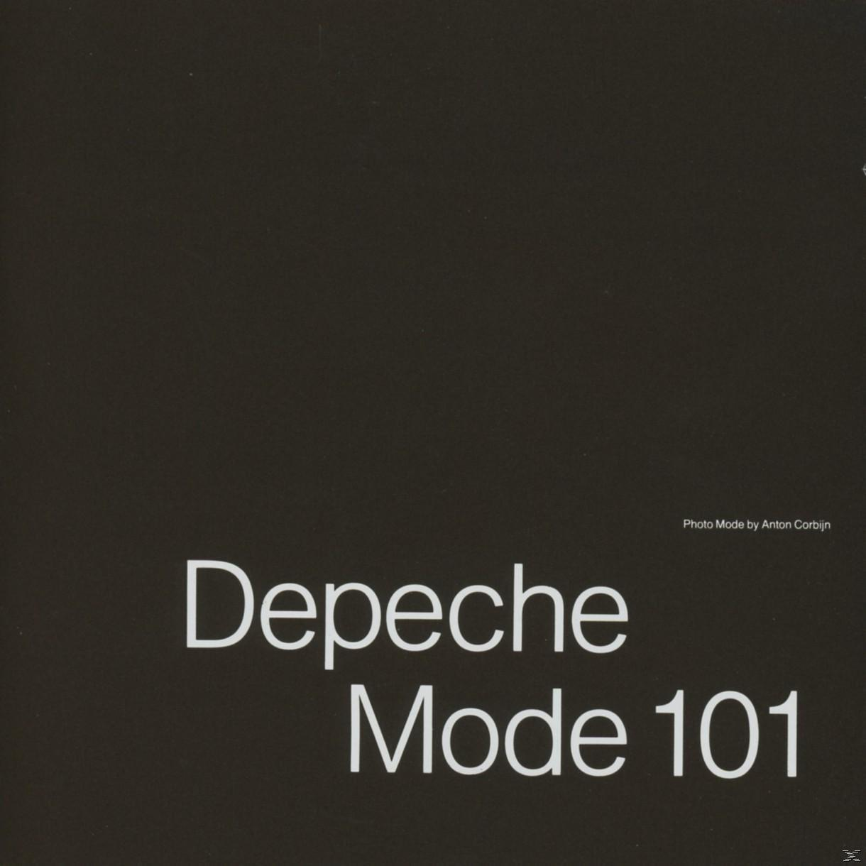 Pochette d'album noire avec texte blanc 'Depeche Mode 101'. Photo par Anton Corbijn.