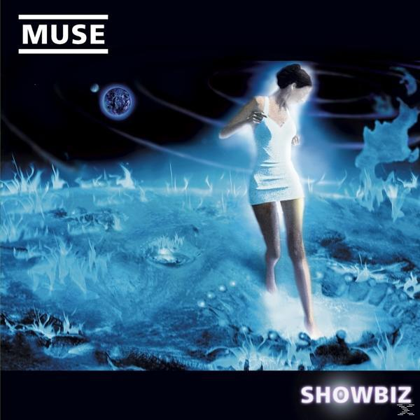 Albumcover mit einer Frau, die über eine blau beleuchtete Landschaft geht, mit Text oben und unten.