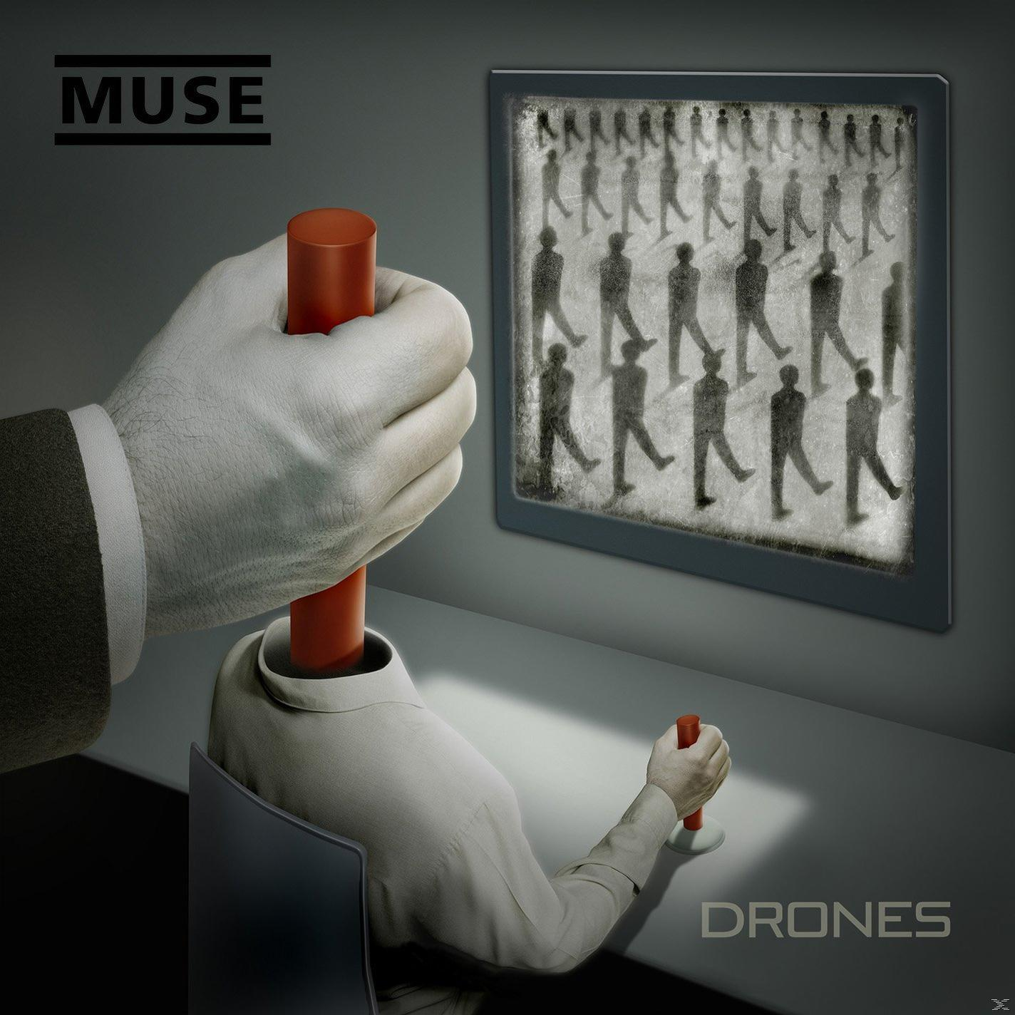 Muse-Albumcover: Hand hält roten Stab, Mann mit rotem Stab im Bildschirm.
