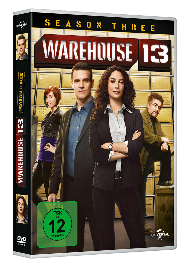 Warehouse 13 Staffel Drei DVD-Cover. Vier Schauspieler stehen vor Kisten.