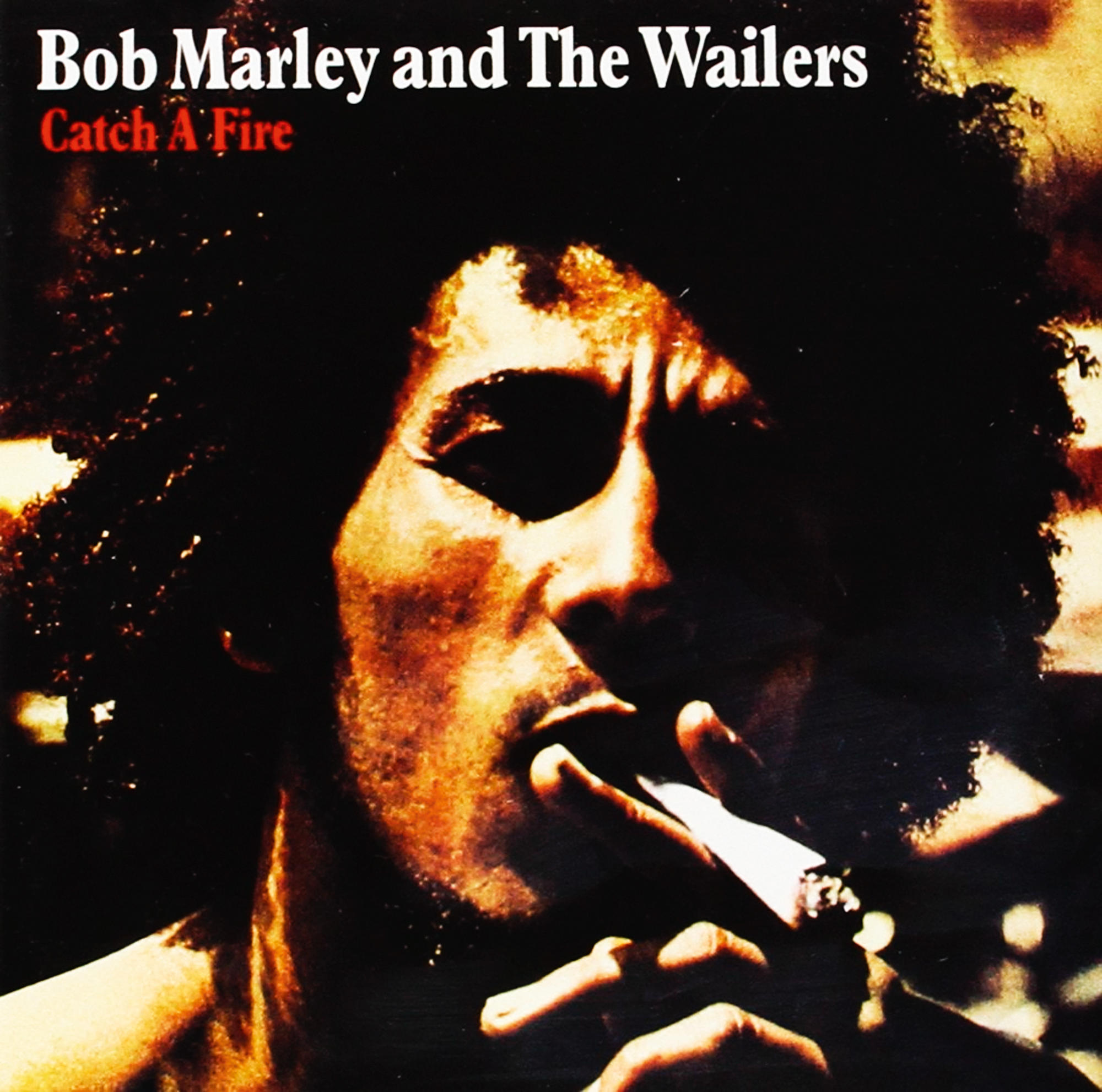 Bob Marley cigarettázik, közelkép. A 'Catch a Fire' cím felül látható.
