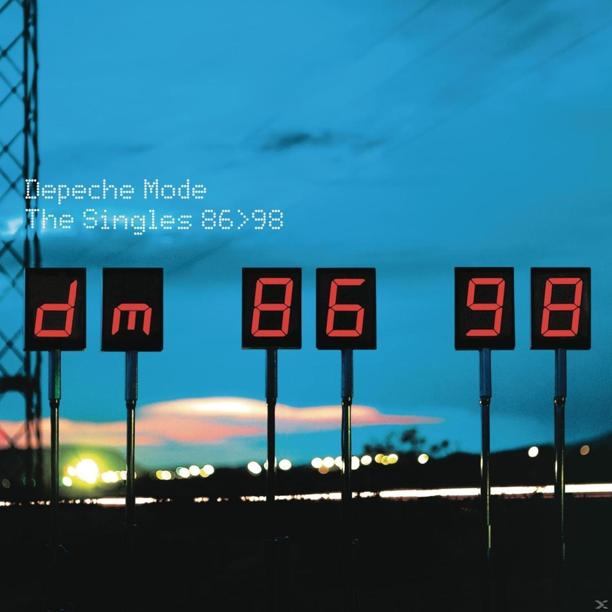 Album borító Depeche Mode-dal. Digitális számok és szöveg kék égen.