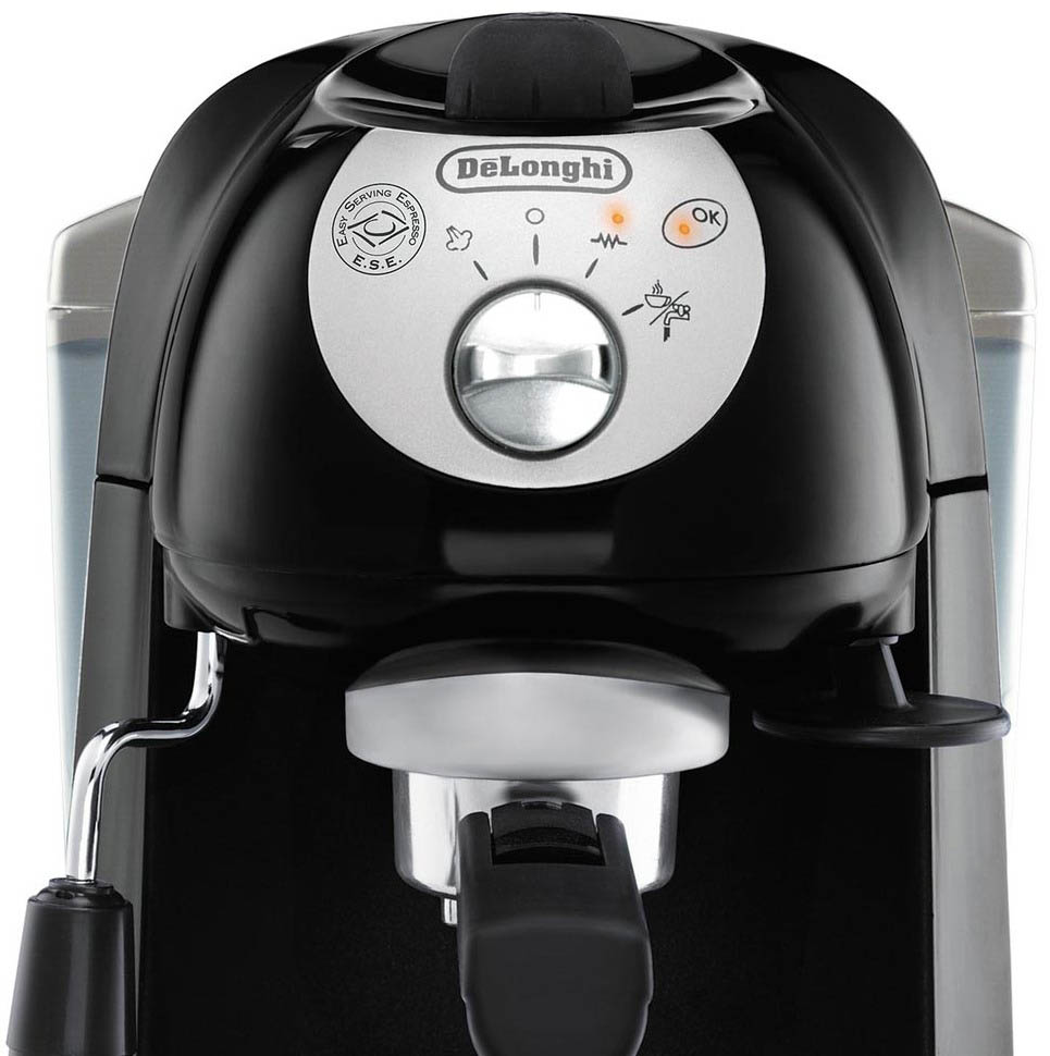 Une machine à expresso DeLonghi noire et argentée. Elle possède un cadran, des boutons et un porte-filtre.