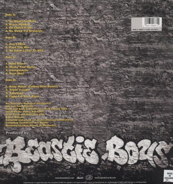 Rückseite einer Beastie Boys Schallplatte mit Titelliste und Text auf grauem Hintergrund.