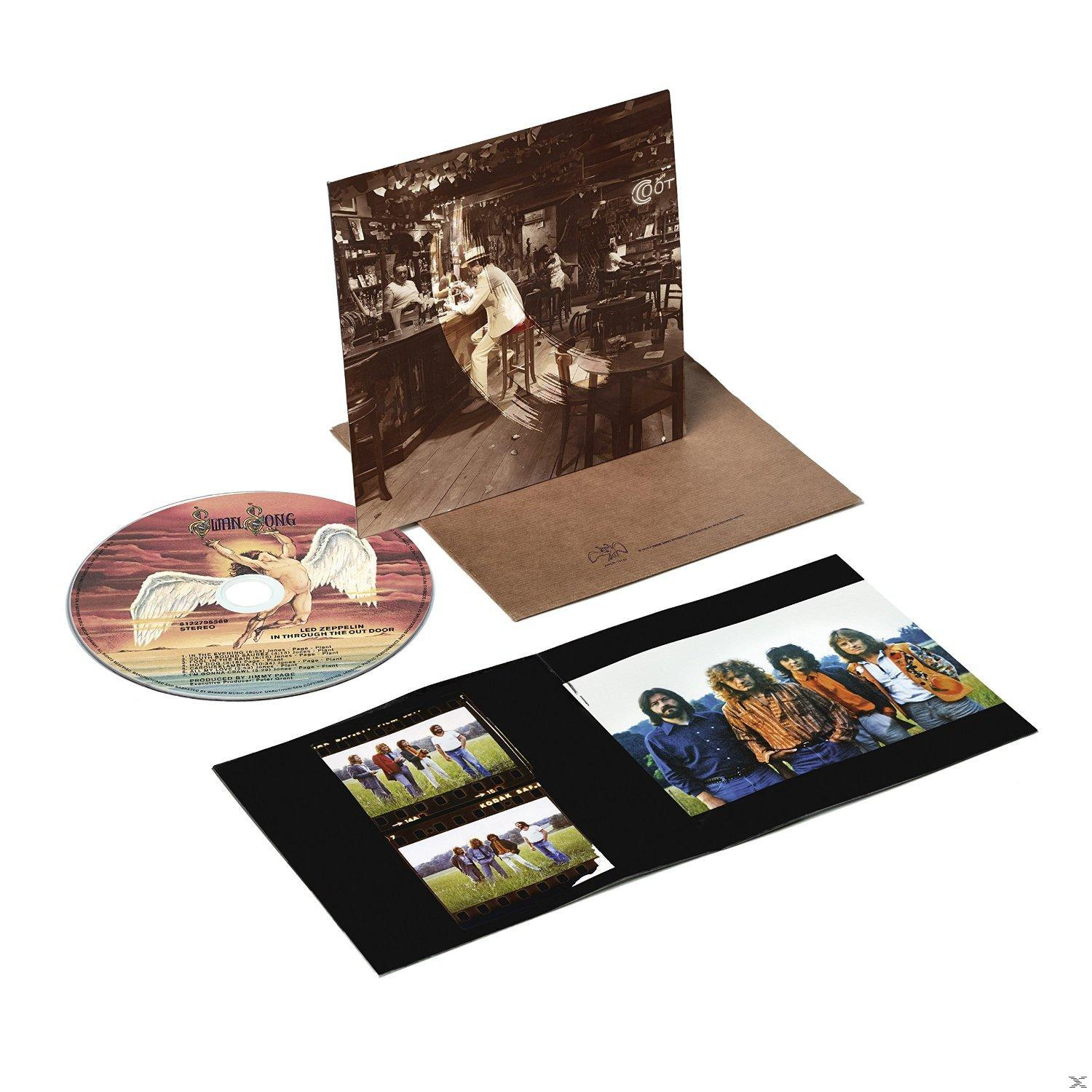 Albumcover mit CD, Booklet und braunem Umschlag. Der Hintergrund zeigt eine Barszene.