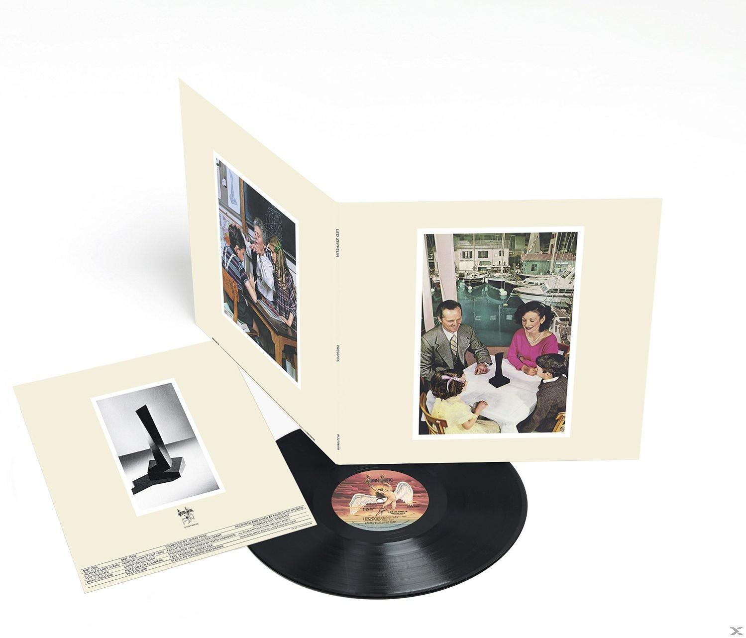 Vinyl-Schallplatte in einem Gatefold-Albumcover, mit Foto von Personen am Tisch und Text.