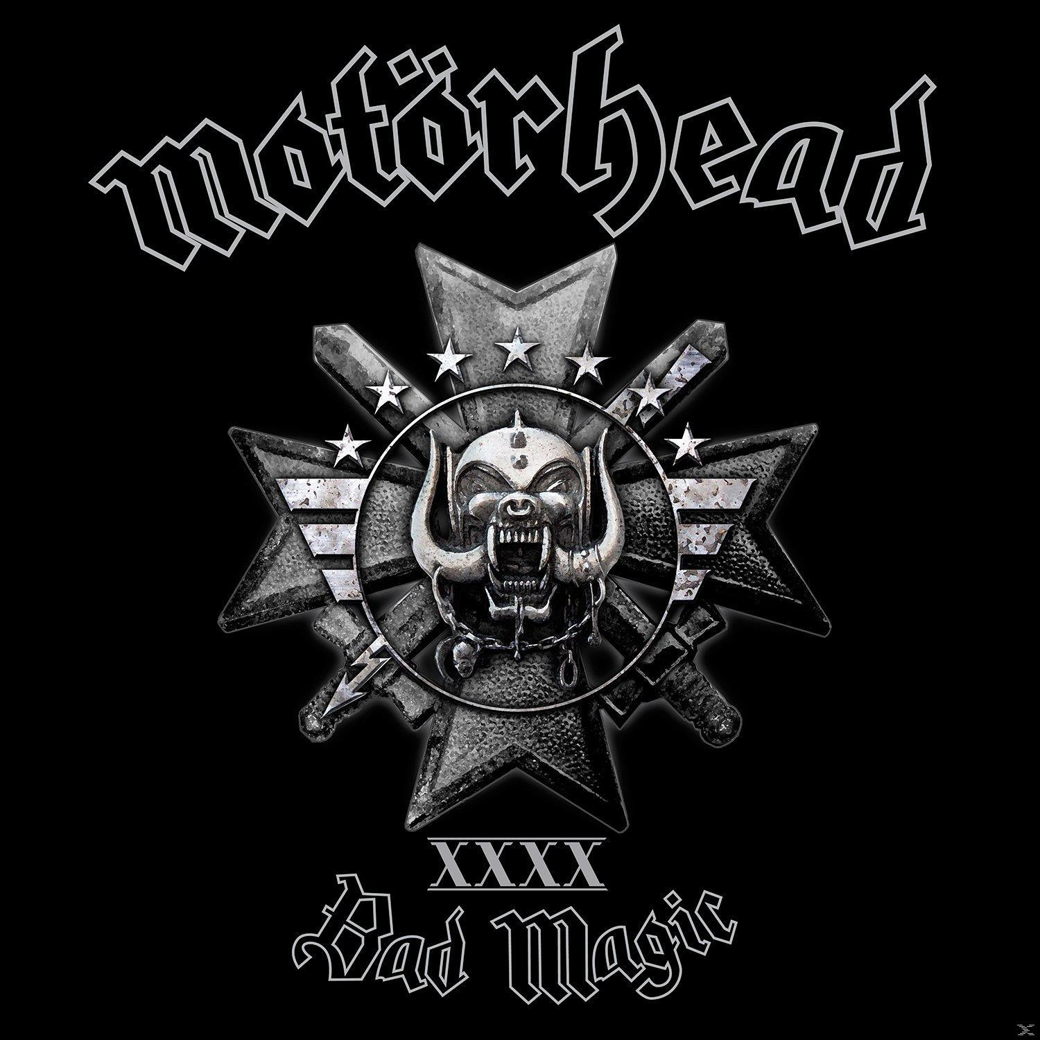 Albumcover mit silbernem Emblem. Das Emblem ist ein Kreuz mit einem Totenkopf in der Mitte, und der Text lautet 'Bad Magic'.