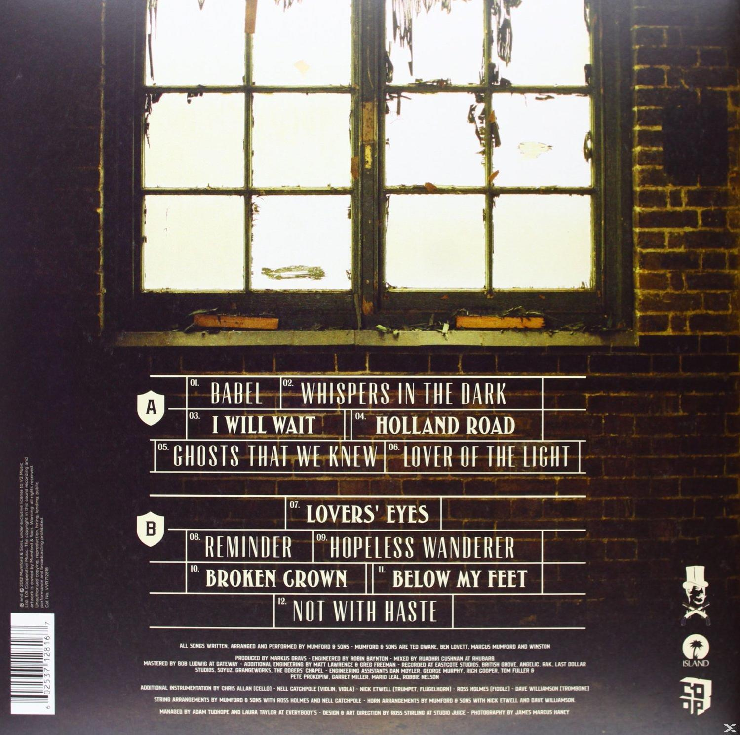 Albumcover mit Titelliste vor einer Backsteinmauer und einem Fenster. Die Scheiben des Fensters sind zerbrochen.