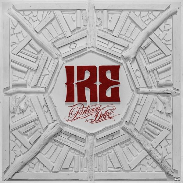Albumcover: IRE, Parkway Drive, mit einem roten Logo auf einem weißen geometrischen Muster.
