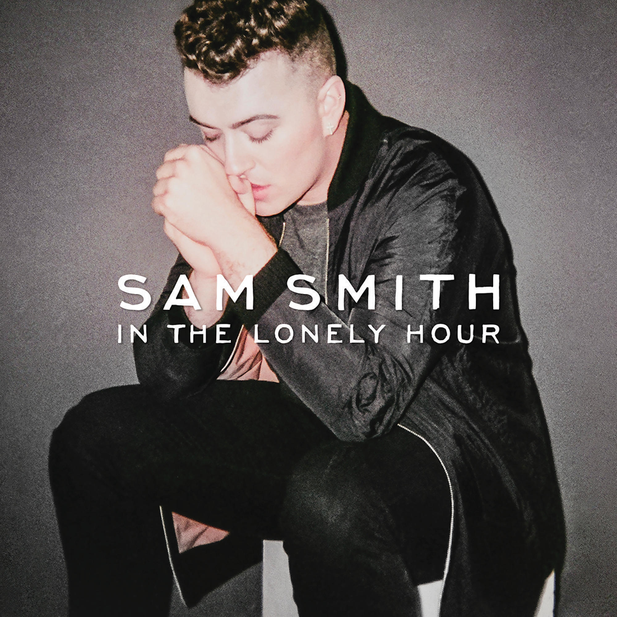 Pochette d'album de Sam Smith, avec son nom et le titre de l'album, assis sur une chaise.