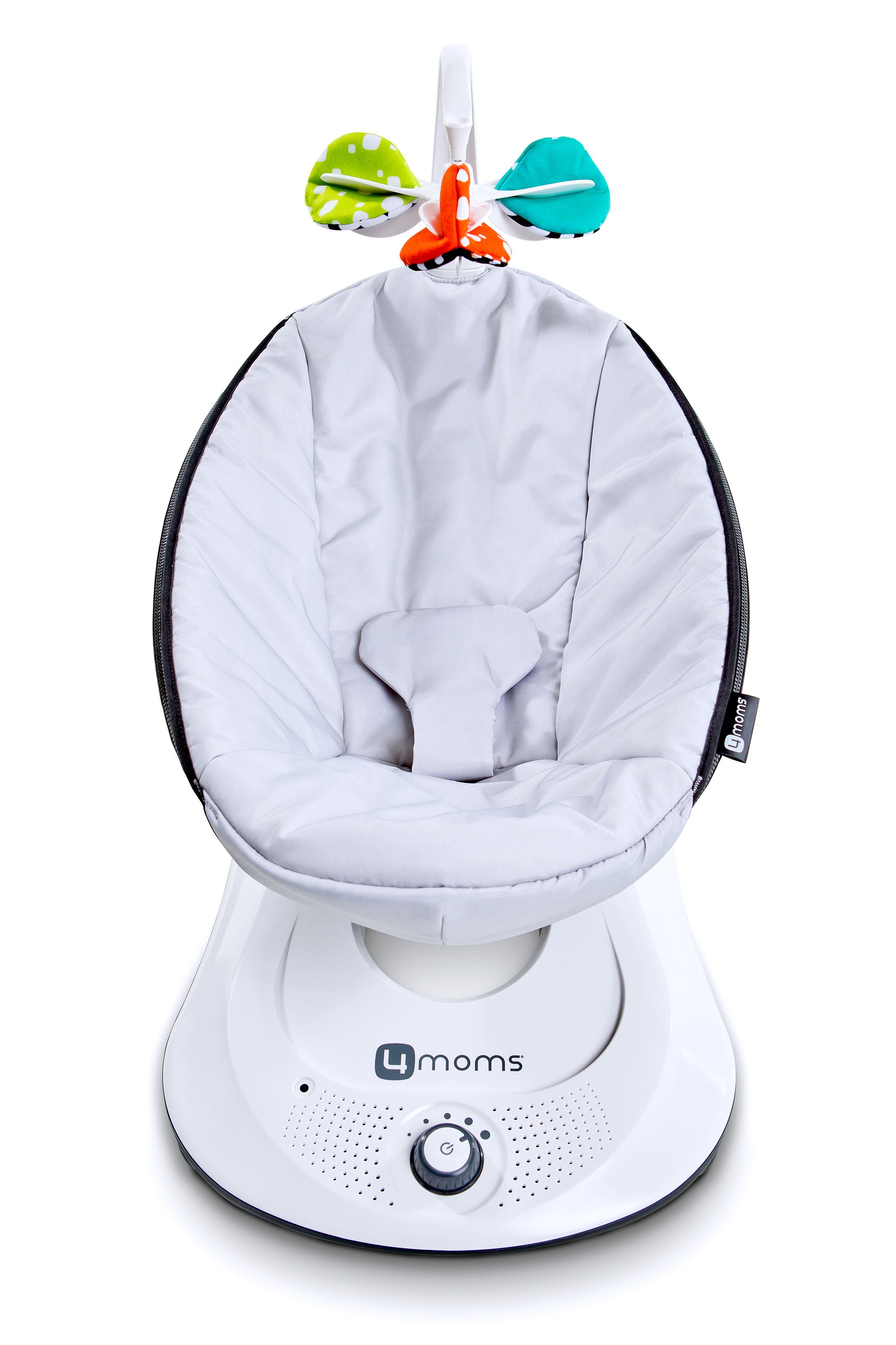 Eine weiße Babywippe mit Spielzeug, das darüber hängt, und einem Bedienfeld an der Basis. Sie steht auf einer weißen Oberfläche.