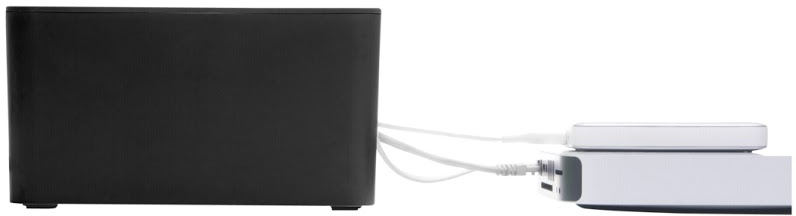 Schwarzer rechteckiger Lautsprecher. Zwei weiße Kabel sind daran befestigt, weißer Hintergrund.