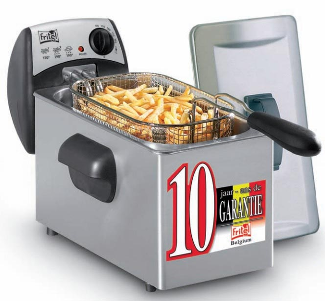 Friteuse argentée avec frites dans un panier, un plateau et un autocollant de garantie de 10 ans.