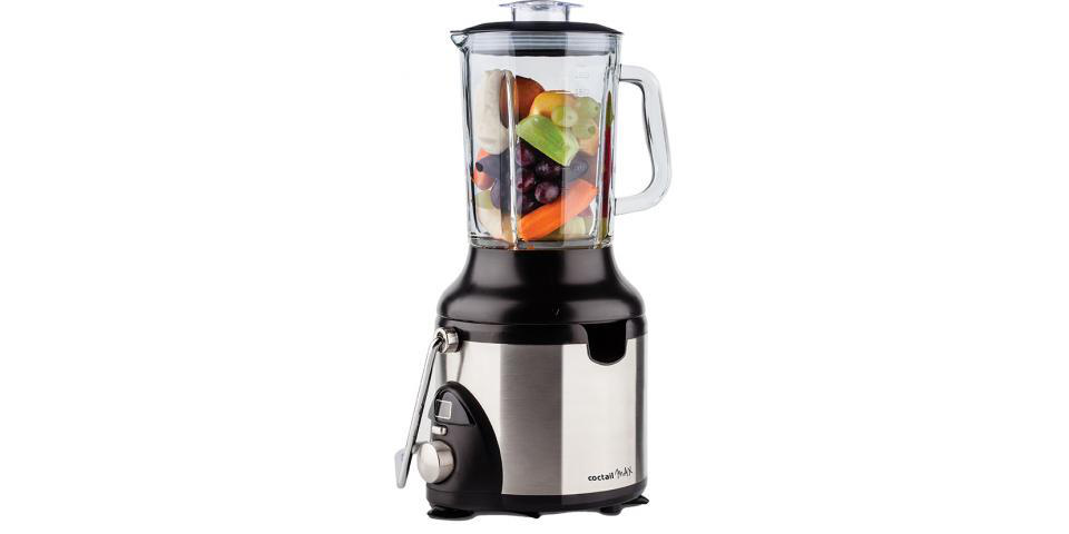 İçinde meyveler olan bir blender, beyaz bir arka plan üzerinde.