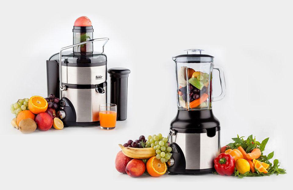 Meyve sıkacağı ve blender, beyaz zeminde meyve ve sebzeler.