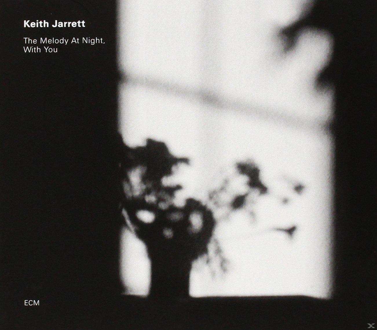 Monochrome Albumcover mit Blumen in einer Vase in der Nähe eines Fensters.