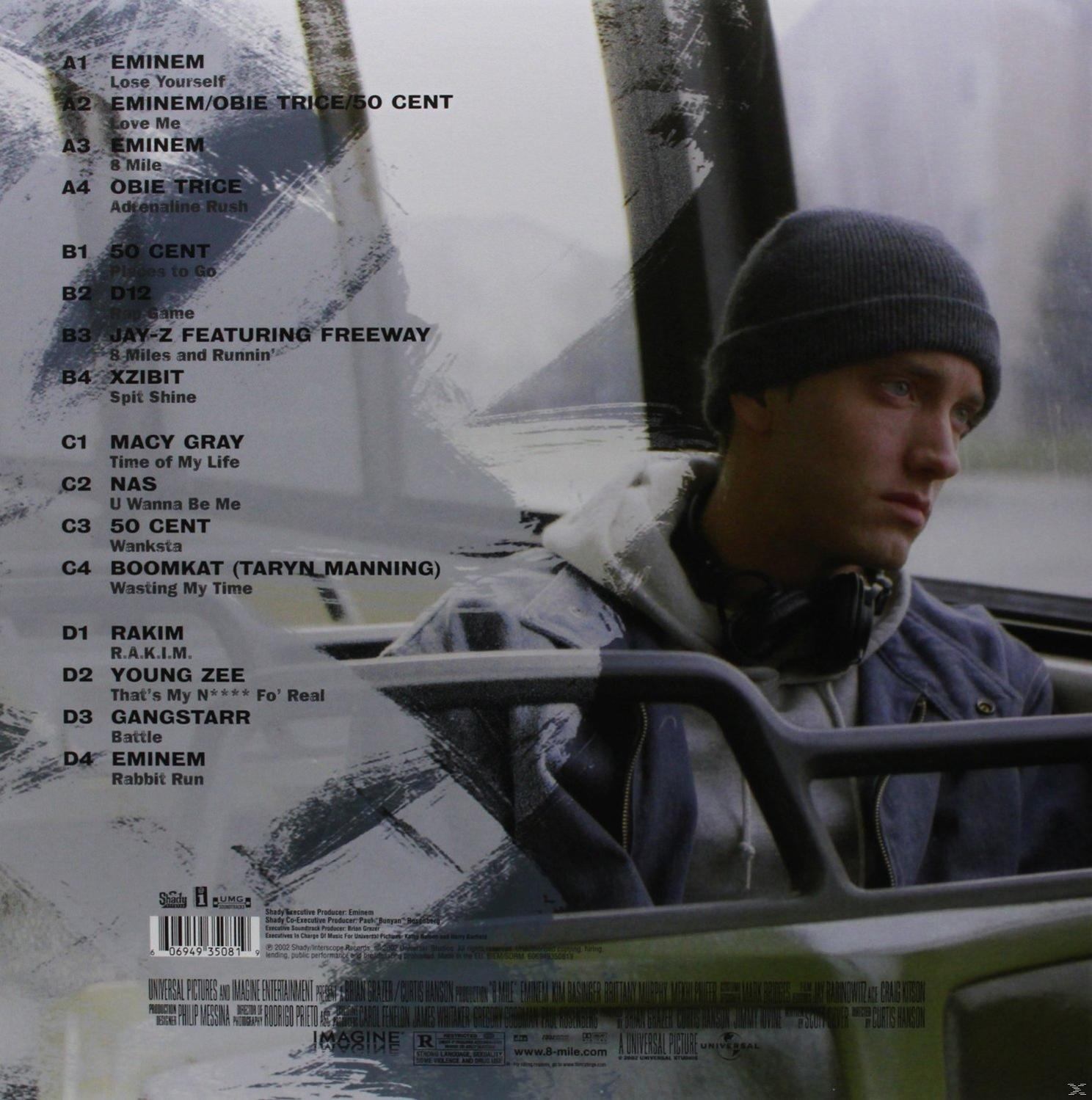 Albumhoes met foto van Eminem, tracklist en artiestennamen, in een auto-interieur.