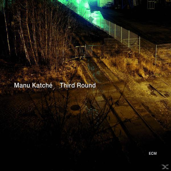 Albumcover. Eine dunkle Nachtszene. Schild mit Text und Bahngleise in der Mitte der Szene.