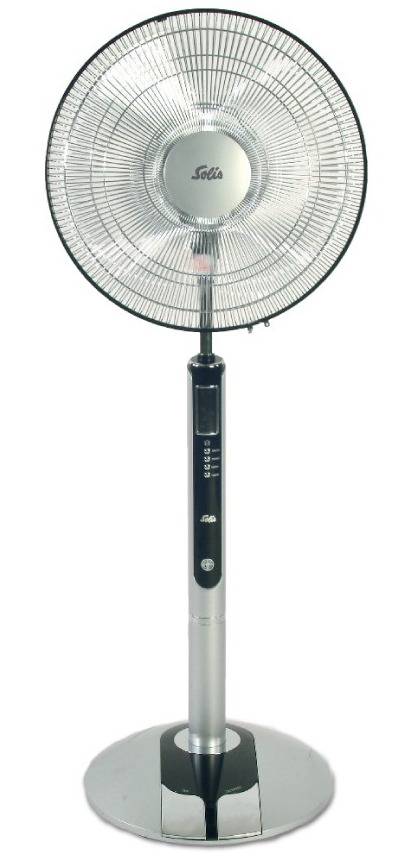 Een zilveren Solis-staande ventilator. Hij heeft een ronde voet, een hoge standaard en een cirkelvormige ventilatorkop met het Solis-logo.