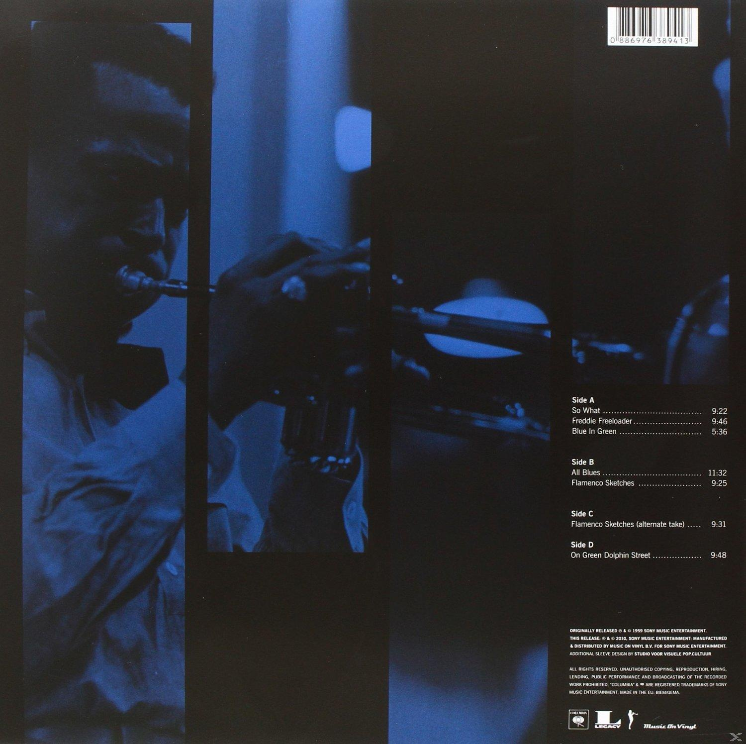 Album borító: Miles Davis album. Egy zenész játszik. Kék színvilág szöveggel és számlistával.