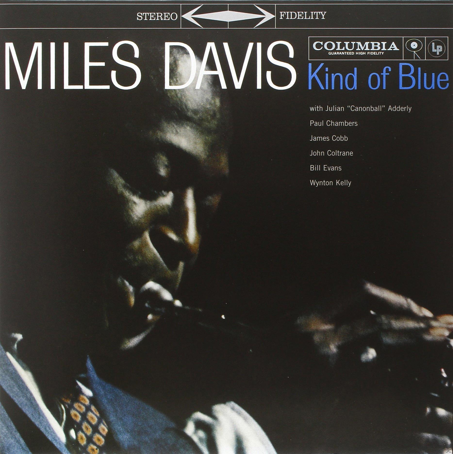 Miles Davis, Kind of Blue album borítója. Fekete-fehér kép Davis trombitálásáról. Columbia felirat.