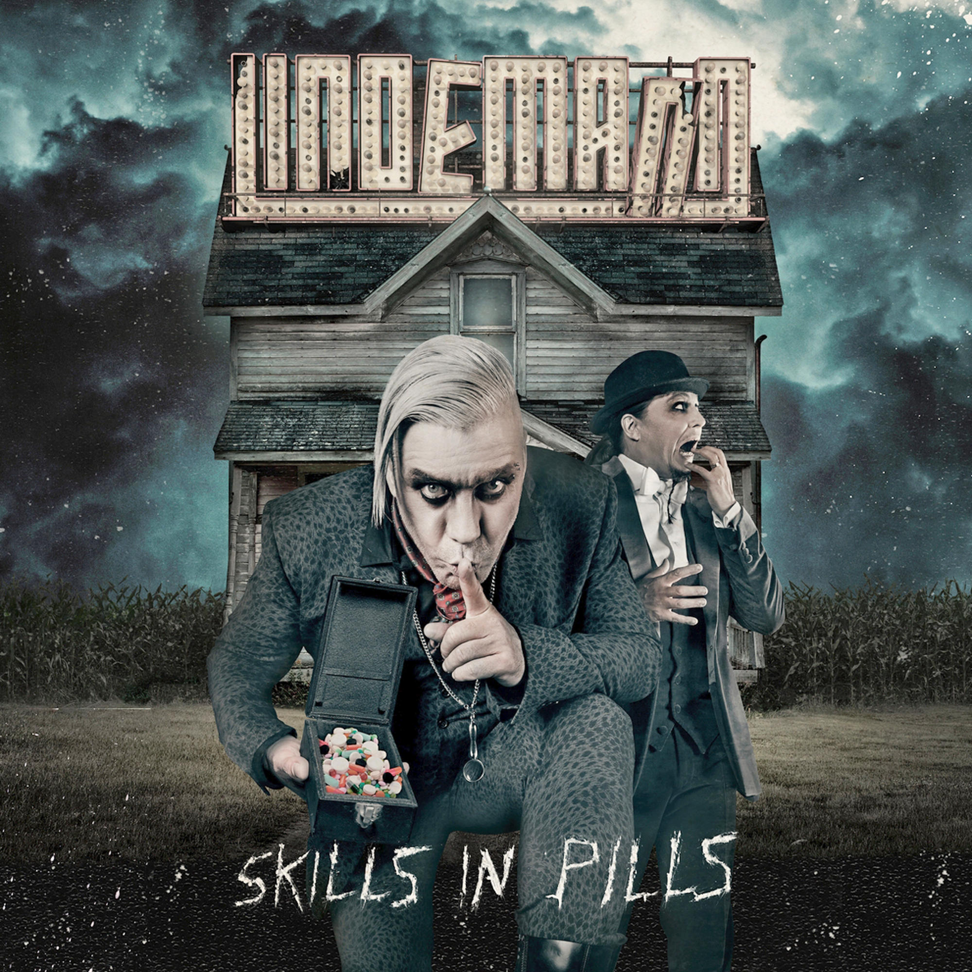 Albumcover mit zwei Männern, einer hält Pillen, vor einem Haus; Titel: Skills in Pills.
