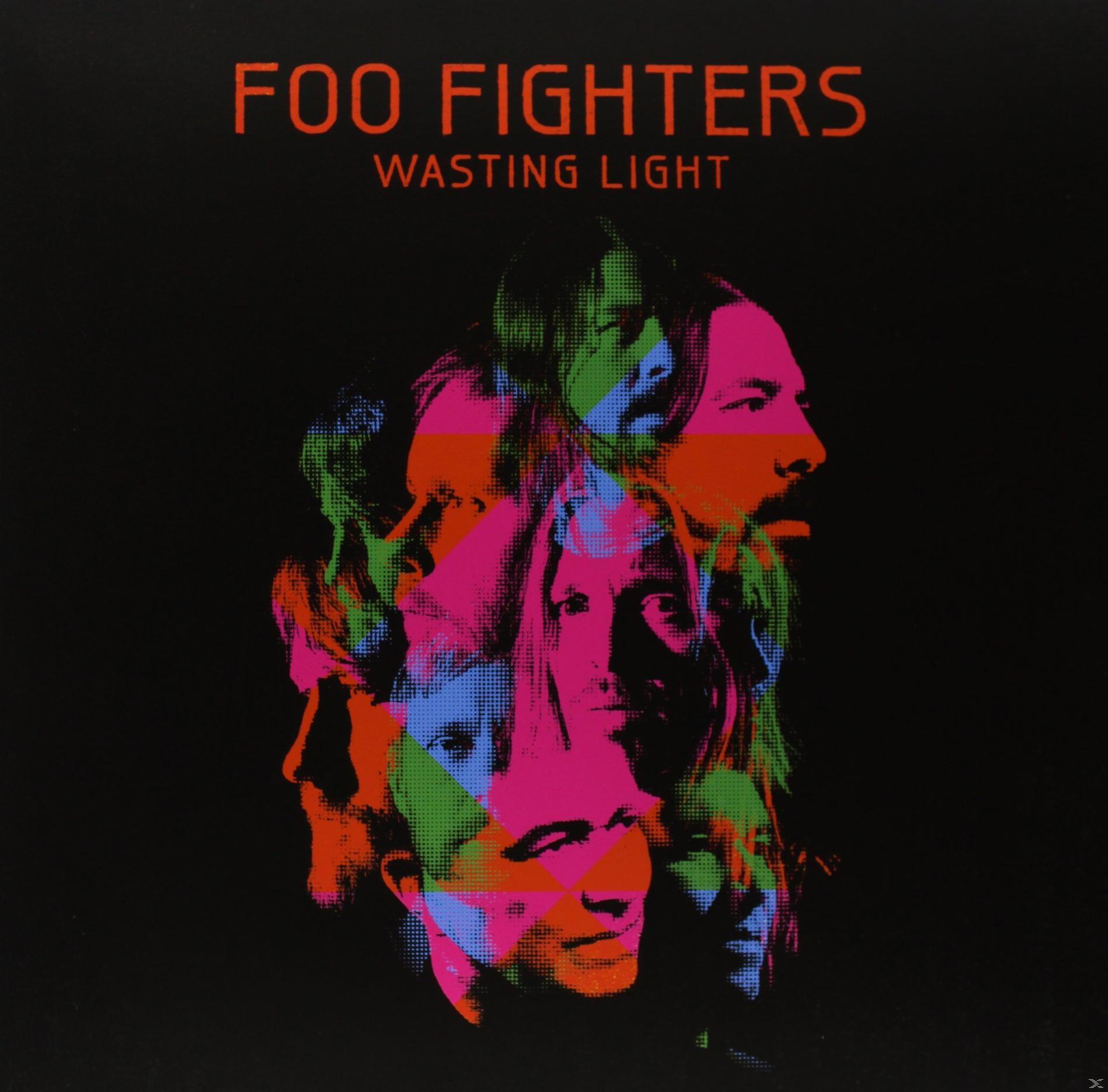Foo Fighters Albumcover: mehrere Gesichter in verschiedenen Farben auf schwarzem Hintergrund.