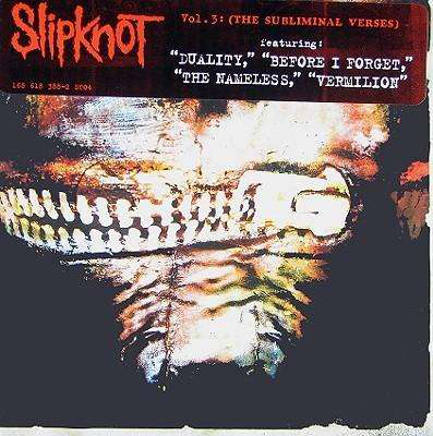 Slipknot album borítója egy torz, csontvázszerű arcot ábrázol cipzáras szájjal és egy piros matricával a tetején.