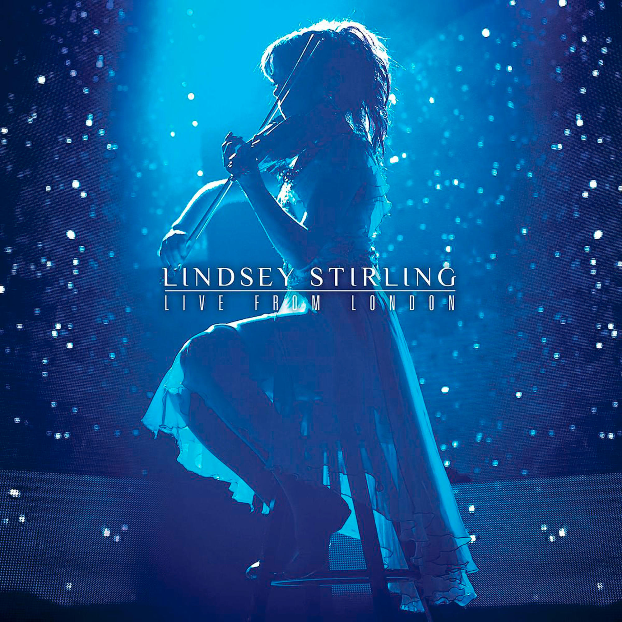 Lindsey Stirling, live aus London, auf der Bühne, spielt Geige.