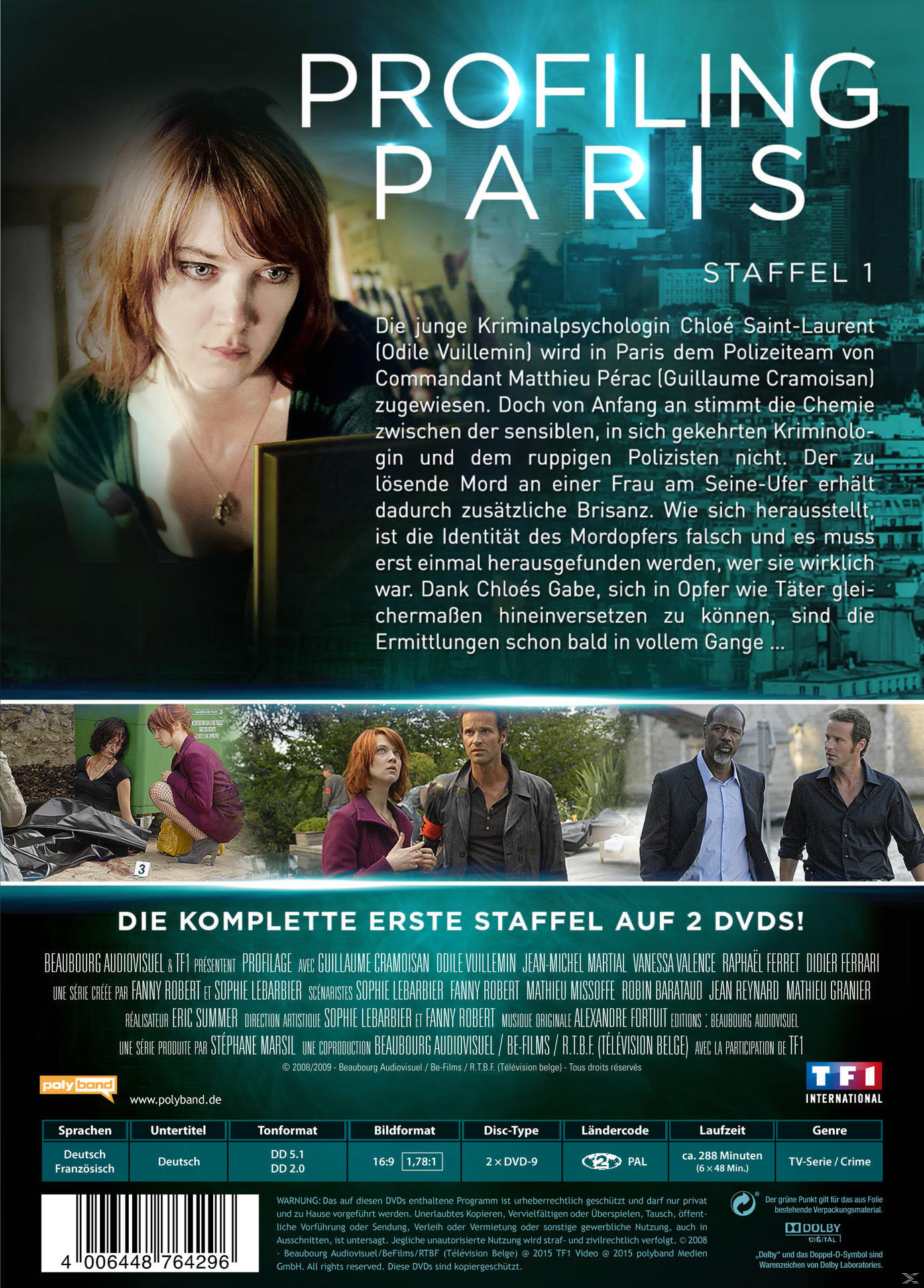 DVD-Cover einer Frau, die aufmerksam schaut, und Text auf Französisch. Die Szene zeigt mehrere Schauspieler im Hintergrund.