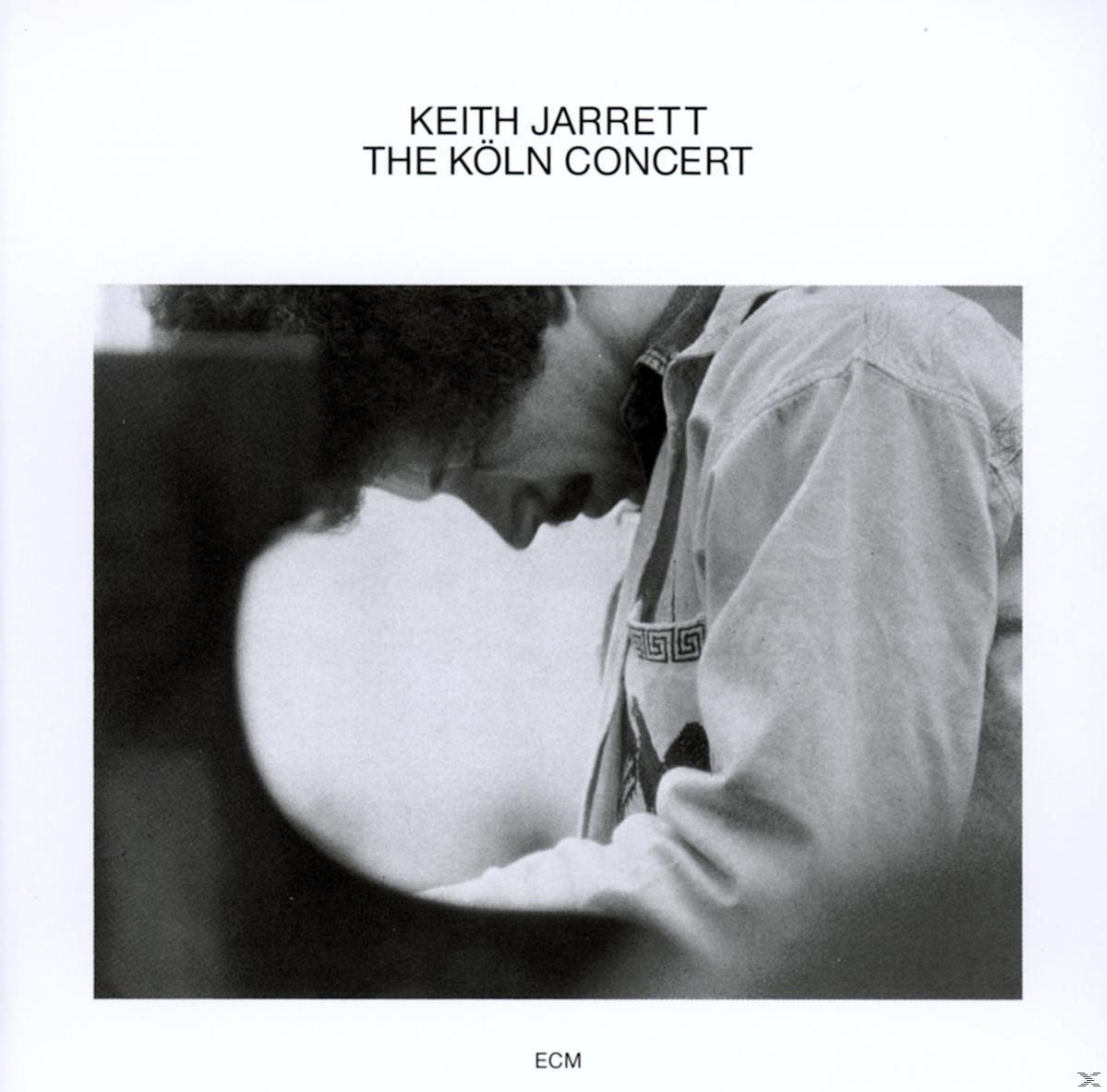Keith Jarrett 'The Köln Concert' című albumának borítója. Zongoránál látható, fekete-fehér fotó.
