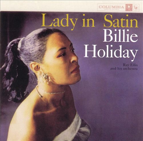 Billie Holiday szatén album borítója. Oldalprofilja van, gyöngy nyaklánccal.